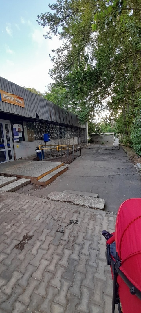 Омичи пожаловались на ужасное состояние территории у почтового отделения в Нефтяниках