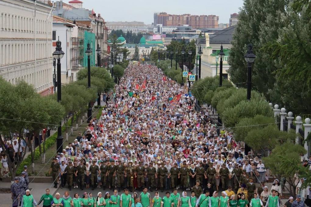 Более 7 500 человек вышли в центр города: в Омске прошёл крестный ход в честь Дня крещения Руси
