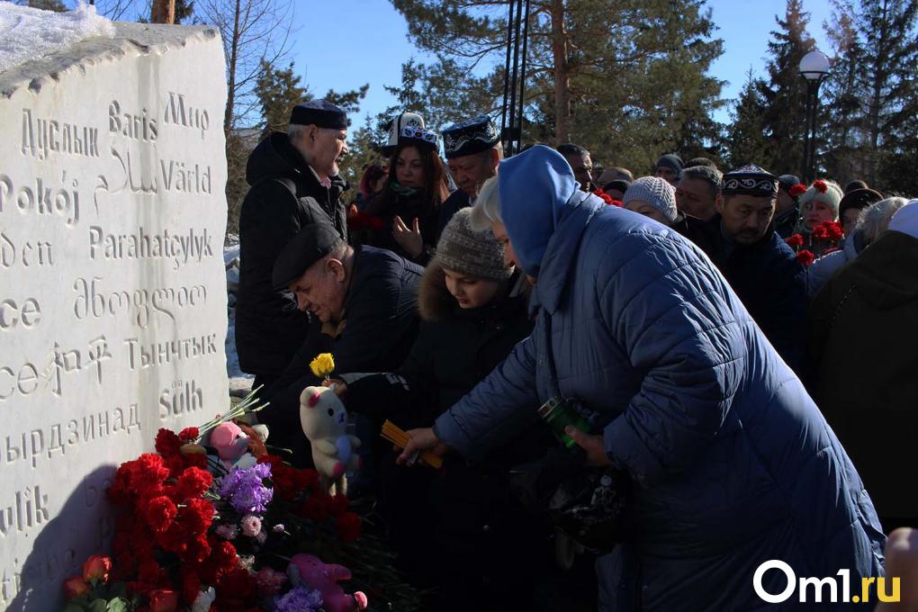 «Такое зло свершилось»: сотни омичей почтили память погибших в «Крокусе»