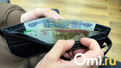 Меньше, чем до пандемии: зарплаты омских врачей за год сократились на 3,5 %