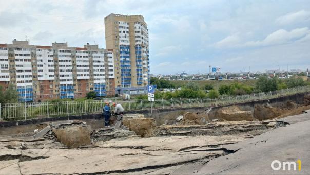 «Замарайка ни при чём». Омские рабочие выясняют причину обрушения дороги у новостройки