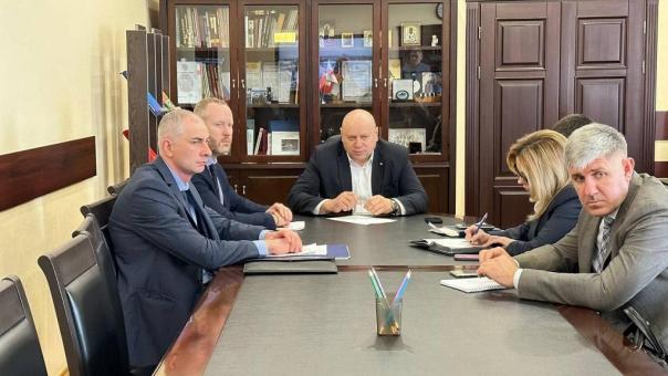 Мэр Омска собрал оперативное совещание из-за проблемного дома на Пригородной