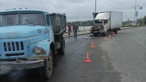 В Омске возле набережной столкнулись фуры: в жёстком ДТП пострадали молодые парни