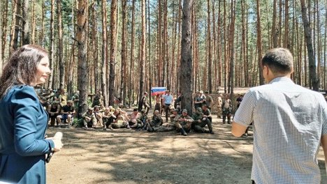 Новосибирские артисты выступили под грохот снарядов перед бойцами в зоне СВО