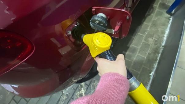 Торговля опасным бензином и угрозы полицейскому привели новосибирца в суд