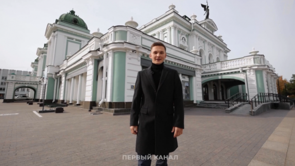 Фигурист Михаил Коляда покатался на омском колесе обозрения и поел беляшей у Политеха