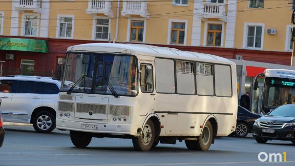 Жесть влетела в движущийся автобус в Омске