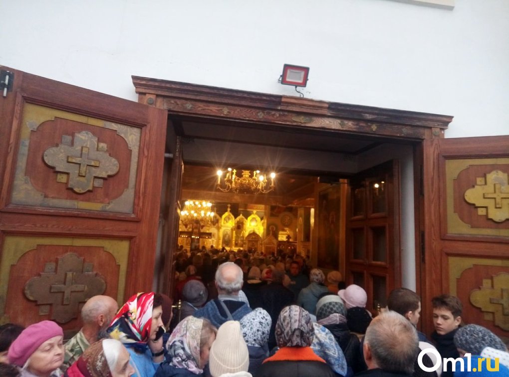 «Сегодня произошло чудо!»: огромная толпа новосибирцев собралась у Вознесенского собора