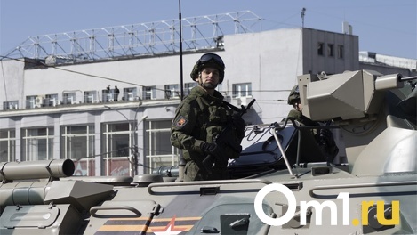 Появление баннеров с рекламой службы по контракту в Новосибирске объяснили в мэрии