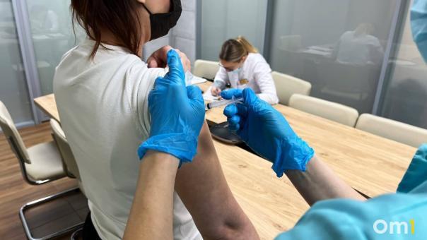 Новосибирские медики зафиксировали всплеск заражений коронавирусом среди привитых