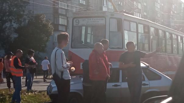 Цифры сошлись: в Омске машина «ВАЗ-2109» попала под трамвай № 9