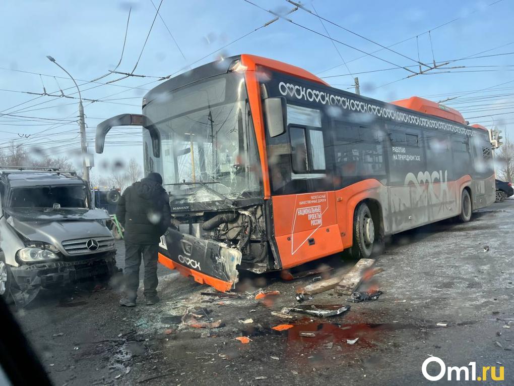Авария на Левобережье Омска: столкнулись автобус и два автомобиля