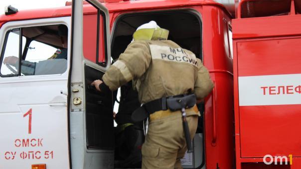 Из-за неисправного автомобиля под Омском сгорел коттедж со всеми постройками
