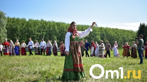 Массовые хороводы, битвы на шашках и милые животные: тысячи омичей побывали на фестивале «Слетье»