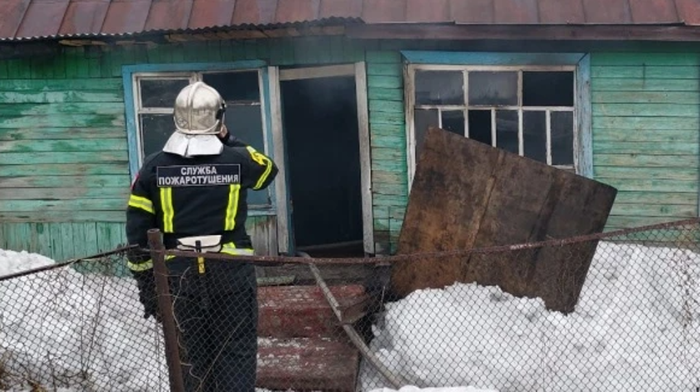 Двое новосибирцев погибли в пожаре в двухэтажном доме. ФОТО