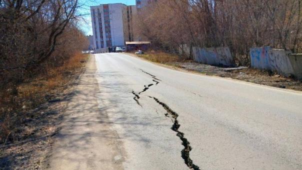 Омичи пожаловались на разваливающуюся дорогу в центре города