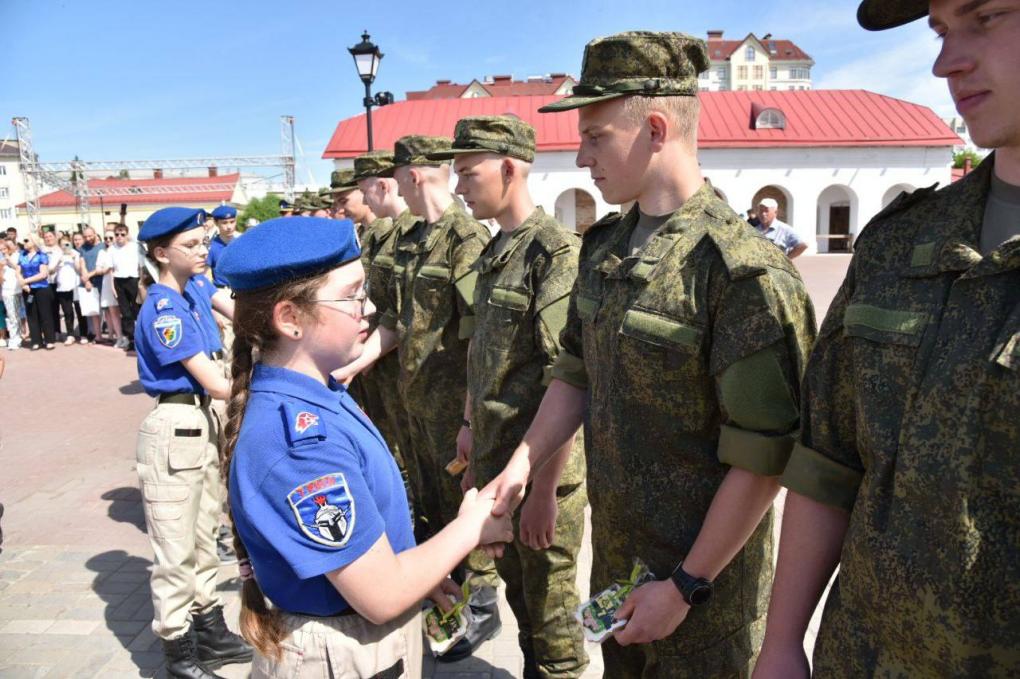 Сергей Шелест поздравил омских призывников Президентского полка