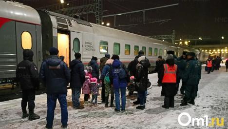 На железнодорожном вокзале в Омске встретили беженцев из Крыма