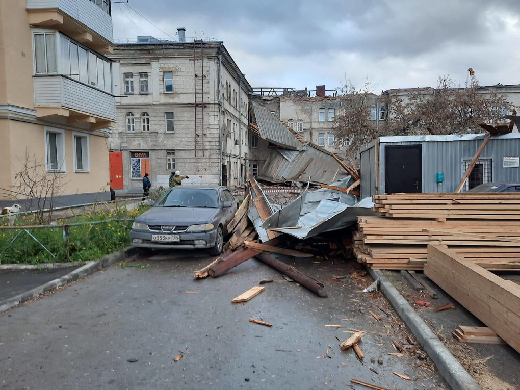 МЧС опубликовало кадры срыва кровли общежития в Ленинском районе Новосибирска. ФОТО