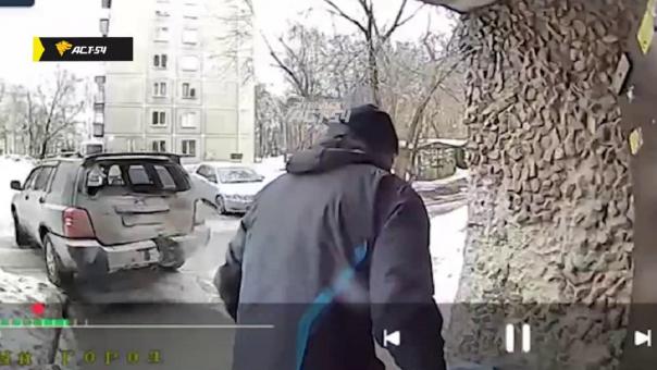 В суд ушло дело 72-летнего новосибирца, который вдавил женщину в стену у подъезда