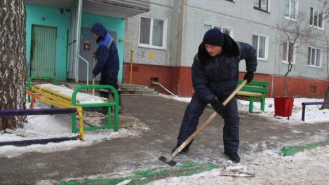 В Омске проверяют качество зимней уборки во дворах и у магазинов