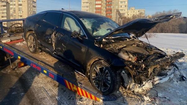 В Омске пьяный водитель врезался в ограждение на метромосту