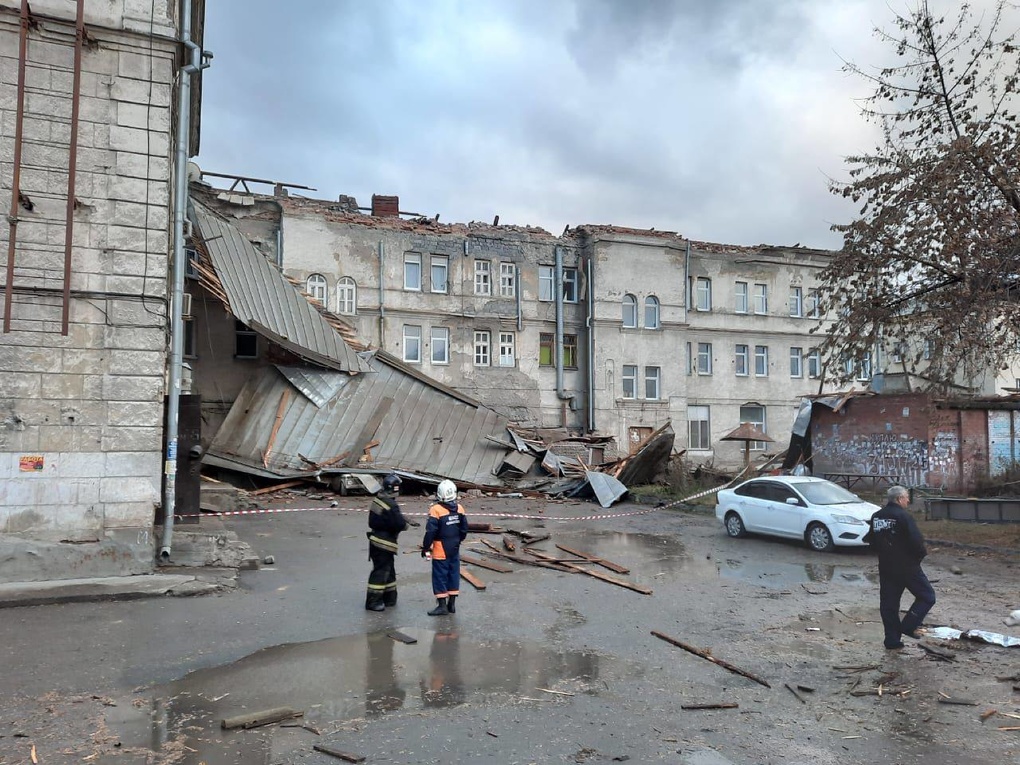 МЧС опубликовало кадры срыва кровли общежития в Ленинском районе Новосибирска. ФОТО