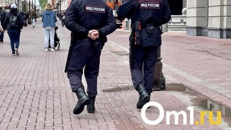 Девочки бросили слайм в памятник Герою Кузбасса в Кемерово