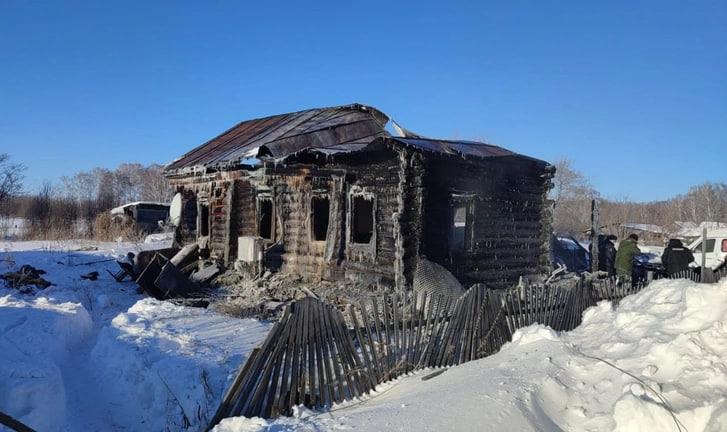 Появились страшные кадры с пожара в Новосибирской области, где погибли мать и двое детей