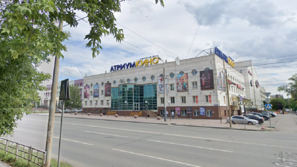 Искры с потолка: в Омске в кафе кинотеатра «Атриум-Кино» произошло задымление