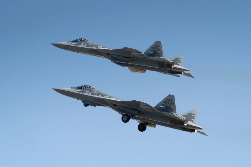 Два новых истребителя Су-57 заметили в новосибирском аэропорту