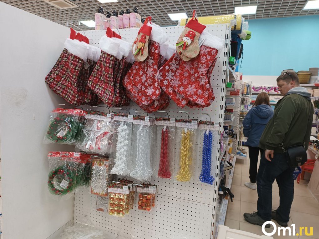 Праздник к нам приходит: новогодние товары начали появляться в магазинах Новосибирска