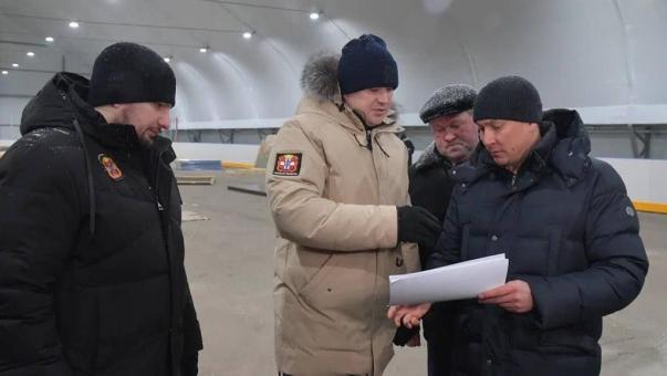 Губернатор Хоценко проверил ход строительства крытого хоккейного корта в Таврическом посёлке