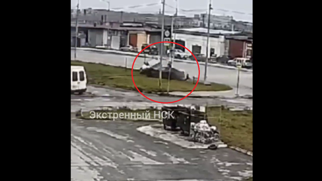 Машина отлетела прямо в пешехода после жёсткого ДТП в Новосибирске