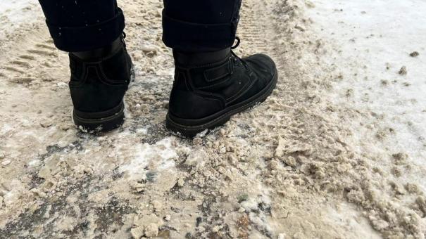 Зимой — снежные заносы, весной — болото: когда у «Спортивной» появятся нормальные дорожки