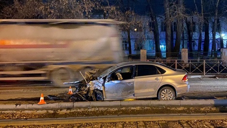 Искры посыпались, бетон раскрошился: водитель Volkswagen Polo врезался в столб в Новосибирске