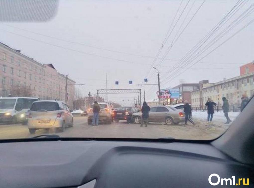 Крупная авария в омских Нефтяниках нарушила работу троллейбусов