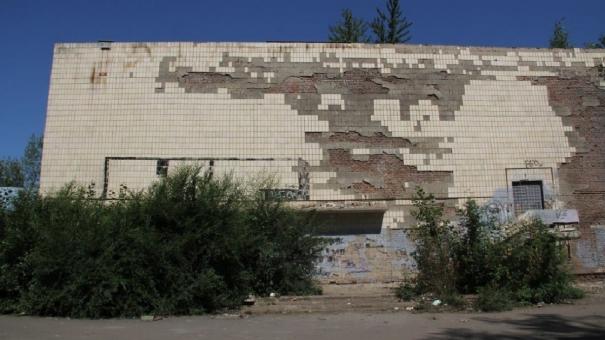 За омский кинотеатр «Сатурн» поборются соседи-однофамильцы