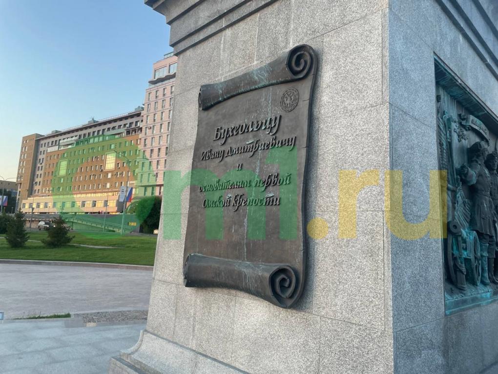 В Омске памятник Бухгольцу оказался в зелёных разводах