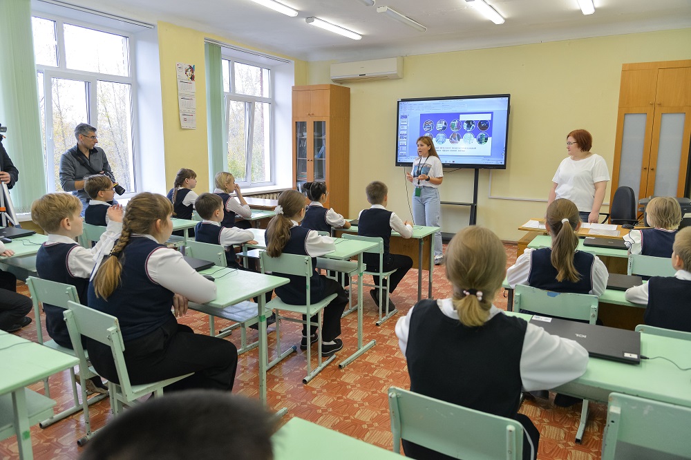 Омские пятиклассники сгенерировали котенка на Луне на «Уроке цифры» в школе №17