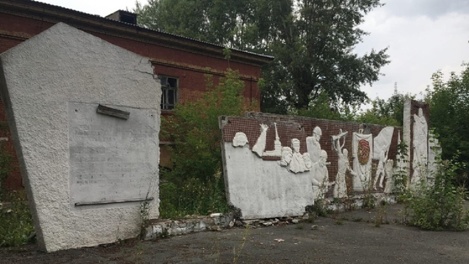 Общественники заявили о разрушении памятника героям в Военном городке Новосибирска