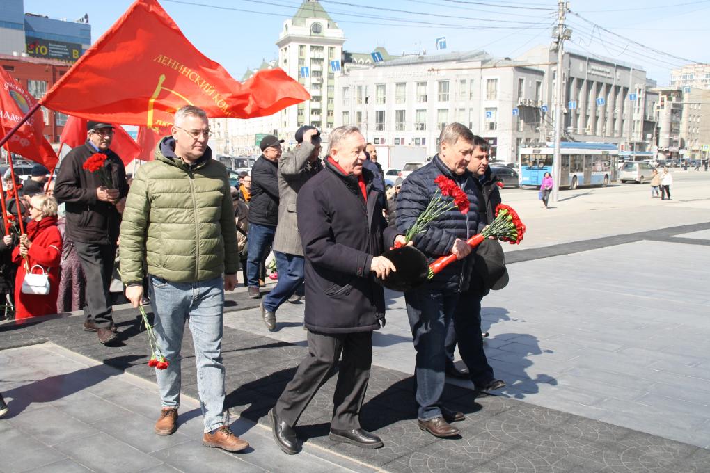 Красные гвоздики у гранитного Ильича: Новосибирск отметил 155-летие Ленина