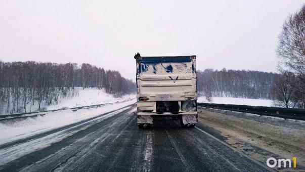 В Омской области на месяц ограничат движение большегрузов на трассах