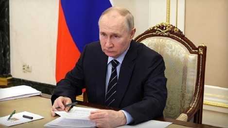 Владимир Путин заявил об отсутствии необходимости вводить военное положение в России