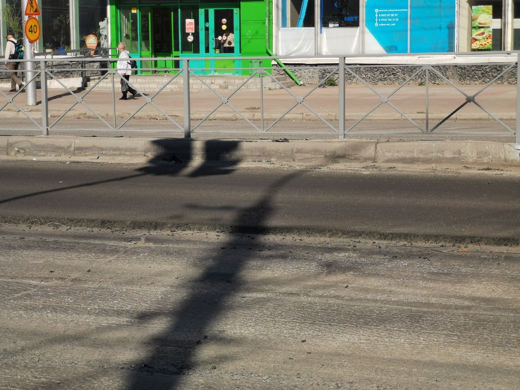 Новый асфальт начали укладывать на проспекте Дзержинского в Новосибирске