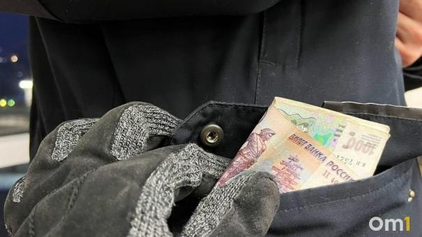 Омич на улице обокрал пенсионерку, а после потратил деньги на шоколад и алкоголь