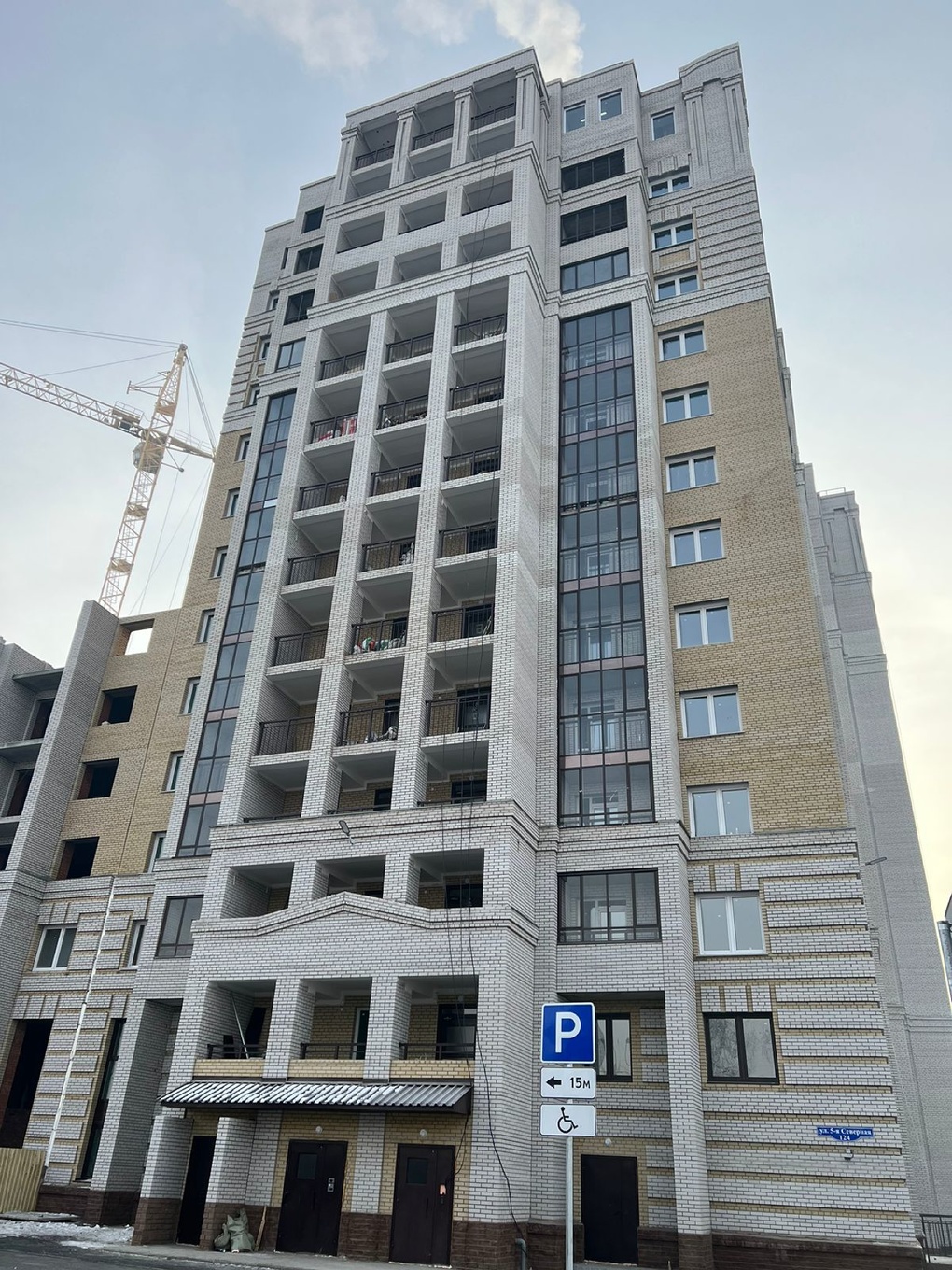 В омском ЖК «Северное сияние» построили новую высотку с двухэтажными квартирами