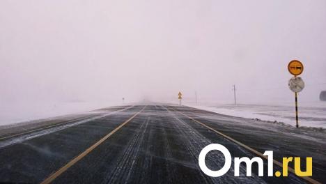 На омских трассах ограничили движение автобусов из-за метели