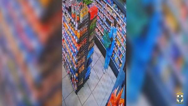 Женщина украла продукты на 2 700 рублей в Новосибирске — полиция ищет подозреваемую