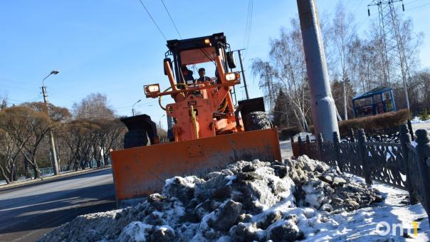 Омску не хватает 200 единиц техники, чтобы убирать снег